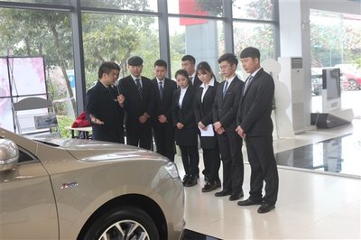 我院成功舉辦“渝鑫吉利杯”汽車營(yíng)銷大賽，學(xué)生實(shí)戰(zhàn)演練汽車銷售技能